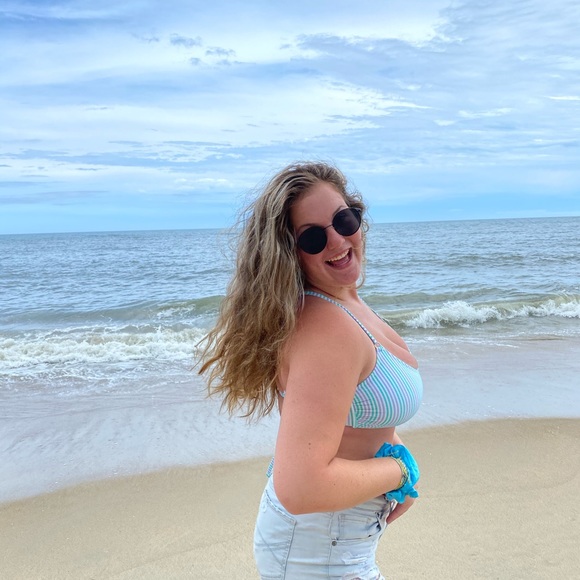 Meet your Posher, Andrea - Picture 2 of 3